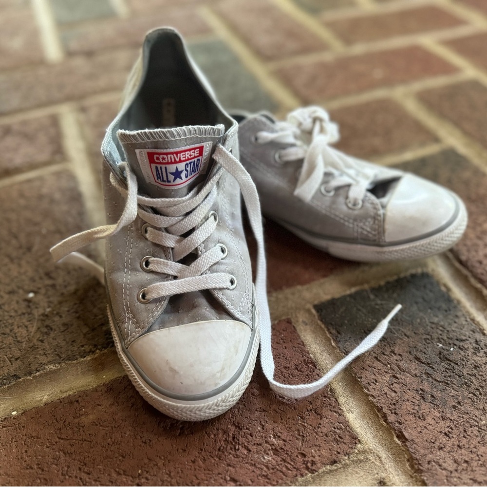 Women’s converse sneakers size 8
